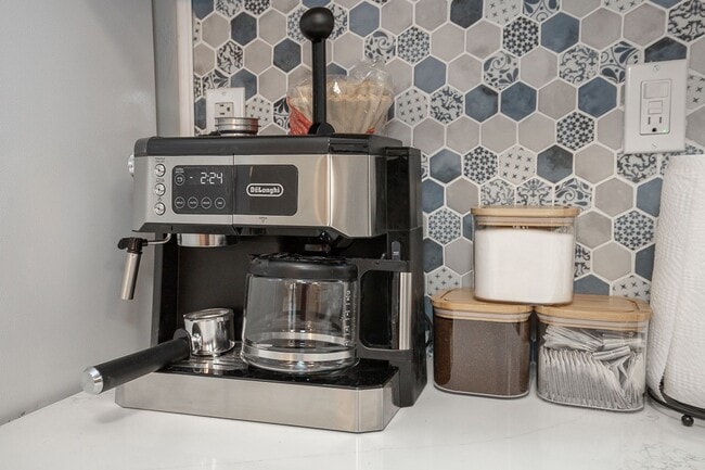 Building Photo - 3 BED 1 BATH SINGLE FAMILY HOME IN BEAUTIFUL LAKEWOOD!