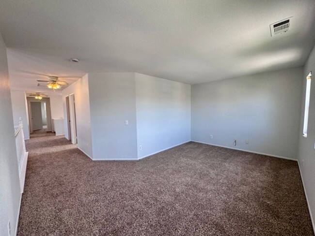 Building Photo - Spacious 4 Bedroom Home with a loft AND bo...