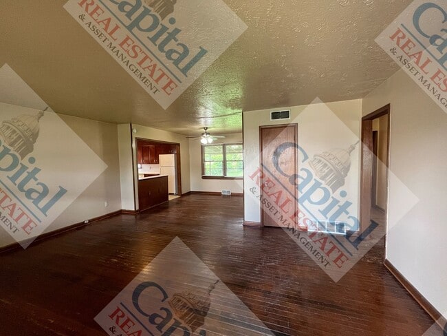 Building Photo - Charming 3 Bedroom