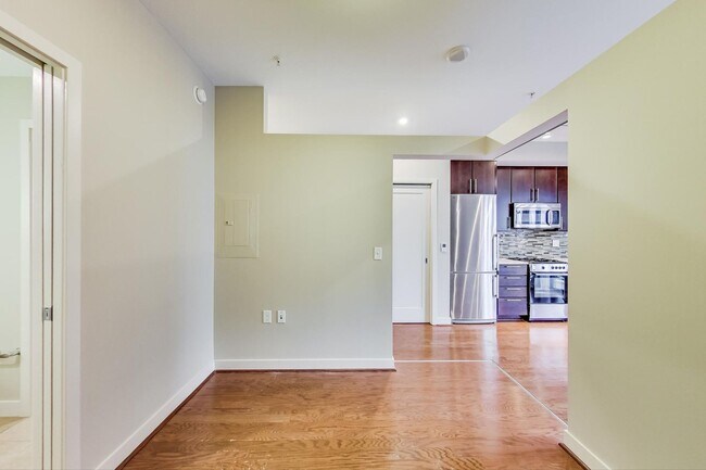 Building Photo - 1 Bed + 1 FB / Luxury Living in the heart ...