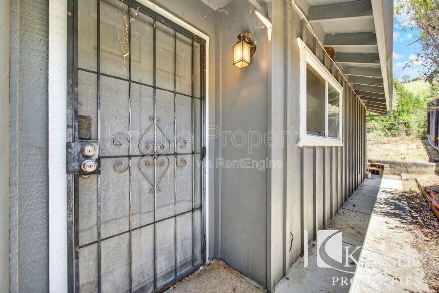 Building Photo - 544 Fleming Ave E