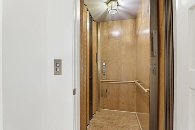 Building Photo - 566 E Crescent Dr