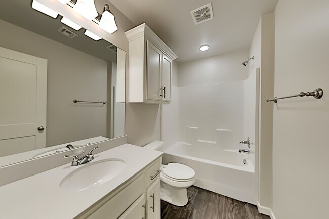 Building Photo - 2 Bedroom 2 Bathroom 2 Car Garage Duplex Close to Broadway Extension and 8 Minutes from Downtown OKC