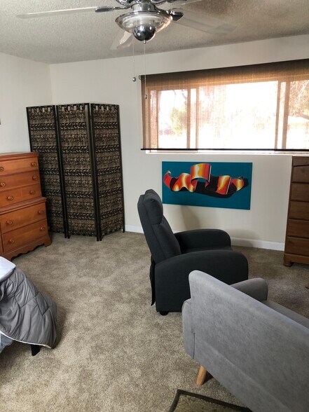 Reclining chair, 2 Dresser drawers - 5430 Stacey Ave