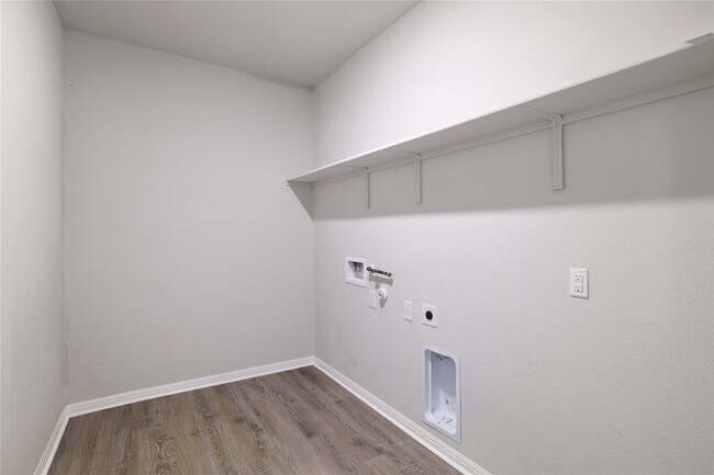 Building Photo - 445 Shiner Ln