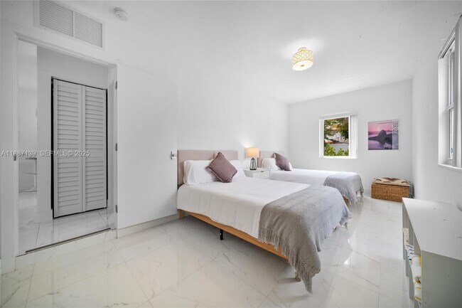 Building Photo - 1625 Hollywood Blvd