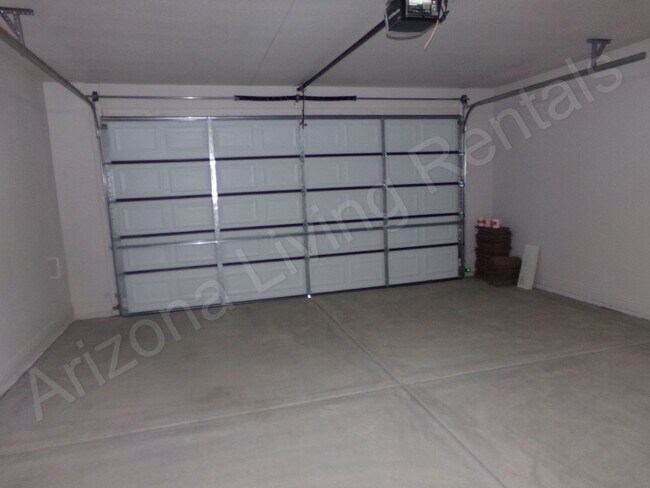 Building Photo - GORGEOUS 3 BEDROOM 2 BATHROOM HOME