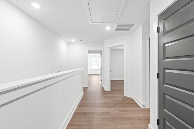 Building Photo - Move-in Ready Modern Townhome!!