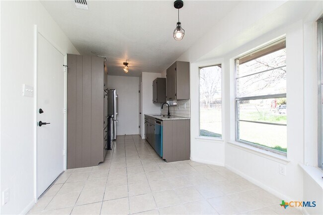Building Photo - 1609 Hughes Ave