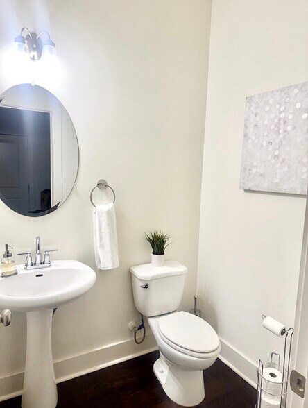 Guest Bath - 5371 Radford Loop