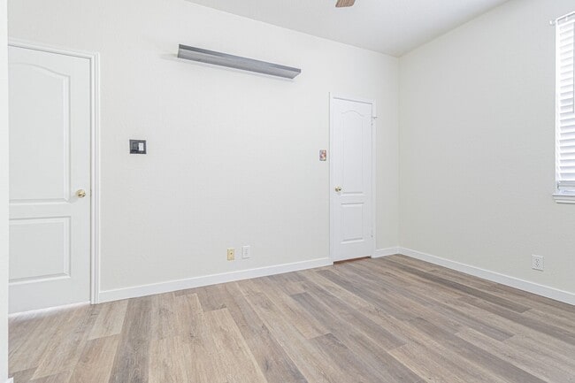 Building Photo - 213 Tapwood Ln
