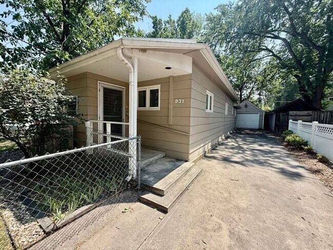 Building Photo - 931 W Oak St