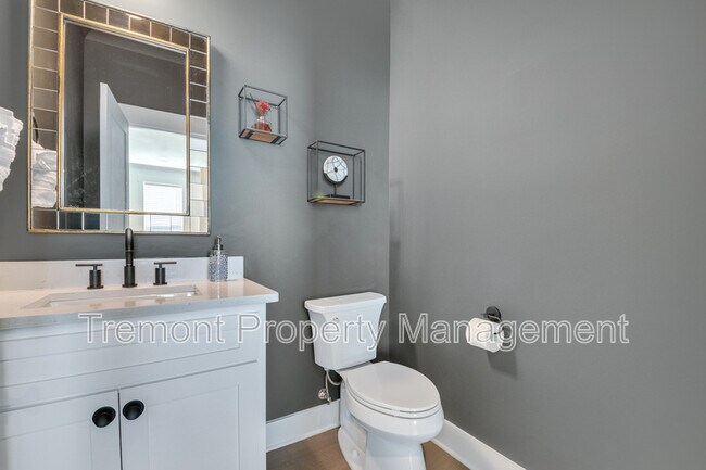 Building Photo - 1017 E 14th St