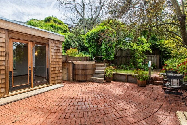 Building Photo - Mid Century Beauty in the Heart of the Banana Belt