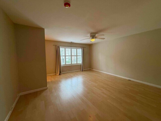 Building Photo - Fabulous Campus Commons 3 Bedroom