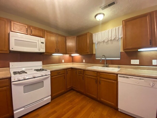 Building Photo - Move In Ready!!