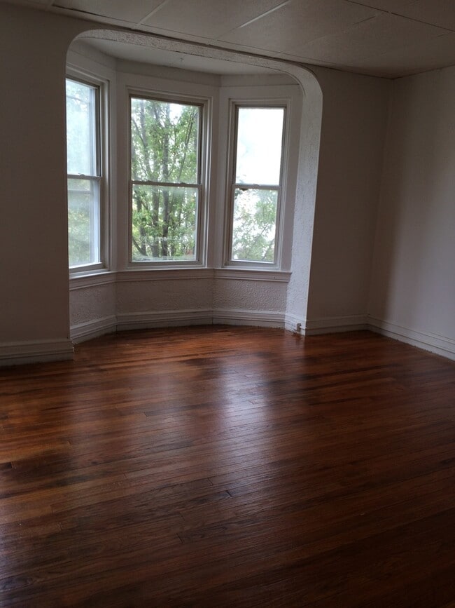 Building Photo - Spacious 3 Bedroom Apartment in East York City SD