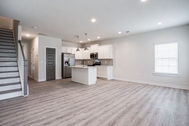 Building Photo - 715 W Vincent Dr