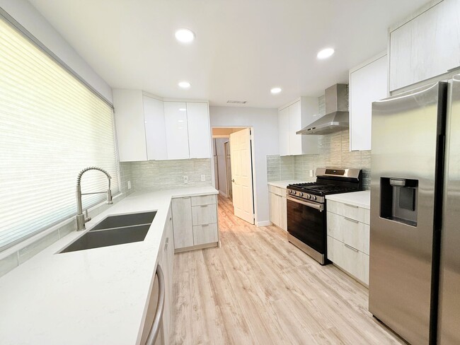 Building Photo - AVAILBLE NOW !! 2 Bedroom 2 Bathroom Apart...