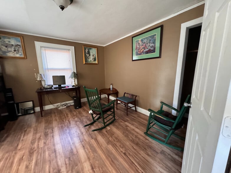 Building Photo - Room in House on Alma St