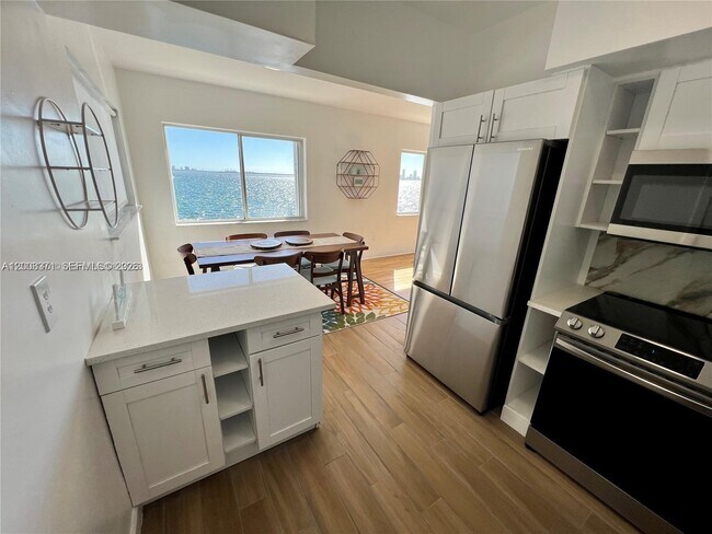 Building Photo - 1840 S Treasure Dr