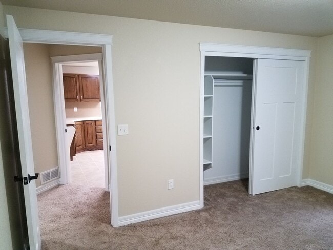Building Photo - House For Lease