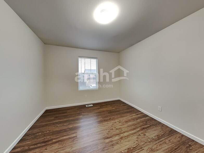 Building Photo - 18946 Lipoma Ave E