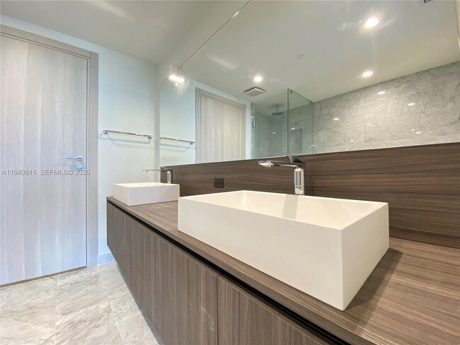 Building Photo - 1000 Brickell Plaza