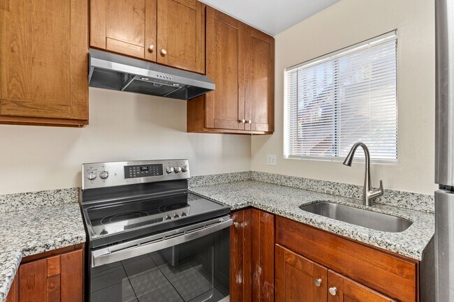 Building Photo - 400-402 Underhill Drive