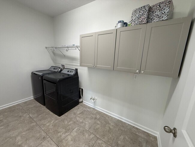 Building Photo - 4/3.5 Home in Gated Community