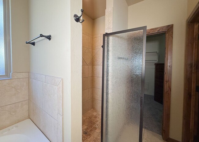 Building Photo - 3 Bed, 2.5 Bath Home in Oxford Park – Open Layout & Tall Ceilings