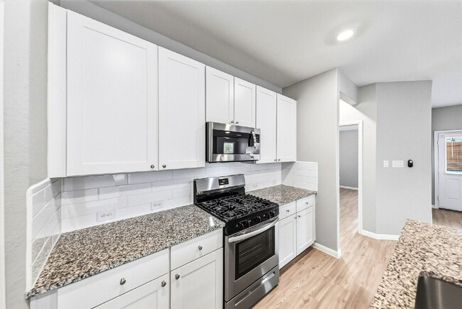 Building Photo - NO CARPET! Up to 1 Month Free Rent with 18-24 Month Lease! No Security Deposit Programs Available.