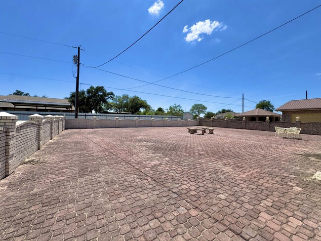 Building Photo - 807 Fresno St