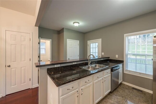 Building Photo - 1331 Memorial Dr SE