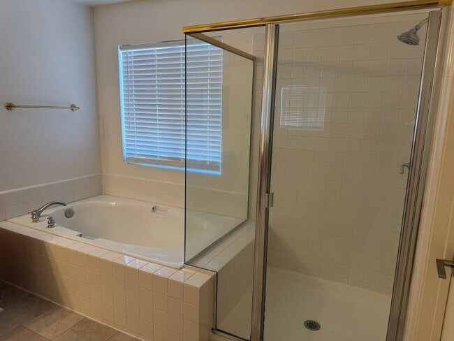 Building Photo - 841 Rosebud Dr