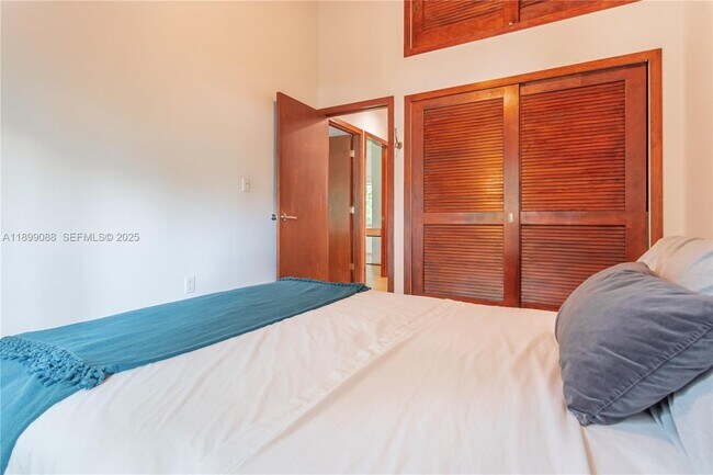 Building Photo - 523 NE 68th St