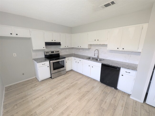 Building Photo - 15267 Morning Dove Dr