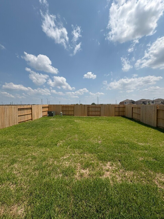 Building Photo - 16810 Great Highlands Dr