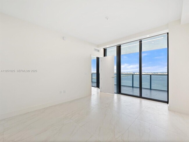 Building Photo - 700 NE 24th St