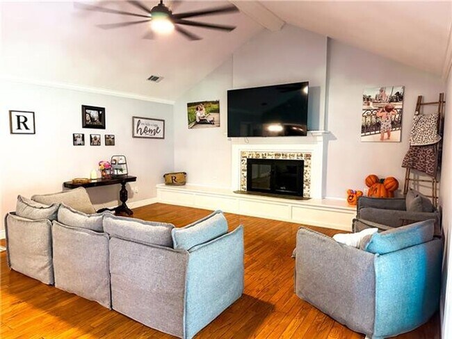 Building Photo - 107 Norfolk Ct