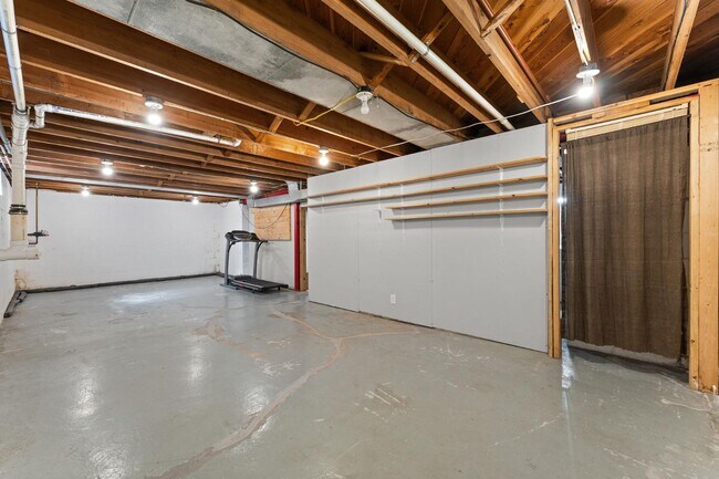 Building Photo - 511 W Commercial Ave