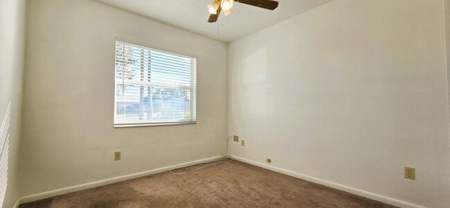 Building Photo - 10 Lynne Ln