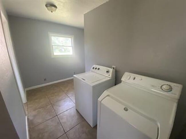 Building Photo - Large 5 bedroom 2 bath home in Derby