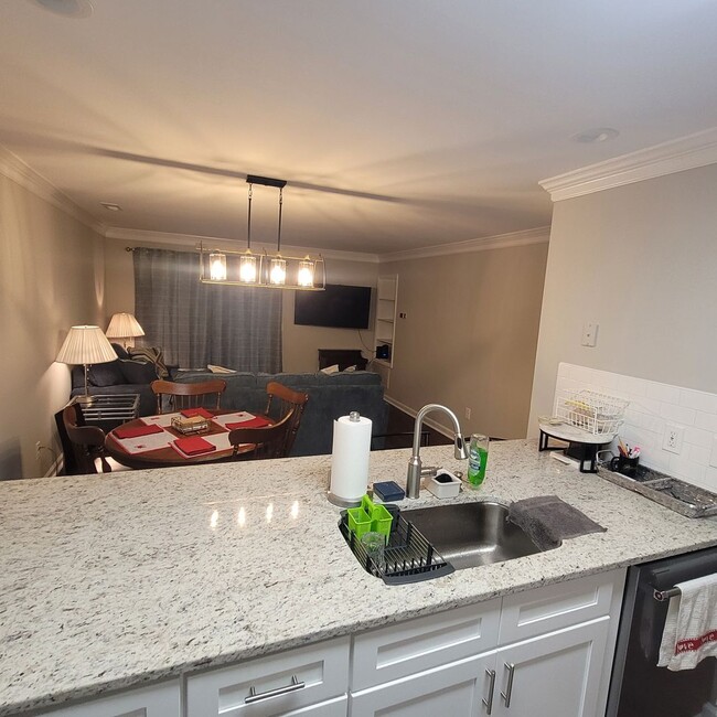 Building Photo - Furnished 3 BR, 3 BH Townhouse in Wilmington!