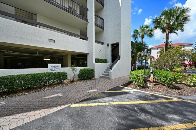 Building Photo - 4821 S Landings Dr