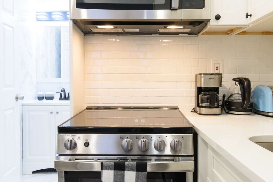 Building Photo - 240e E 75th St