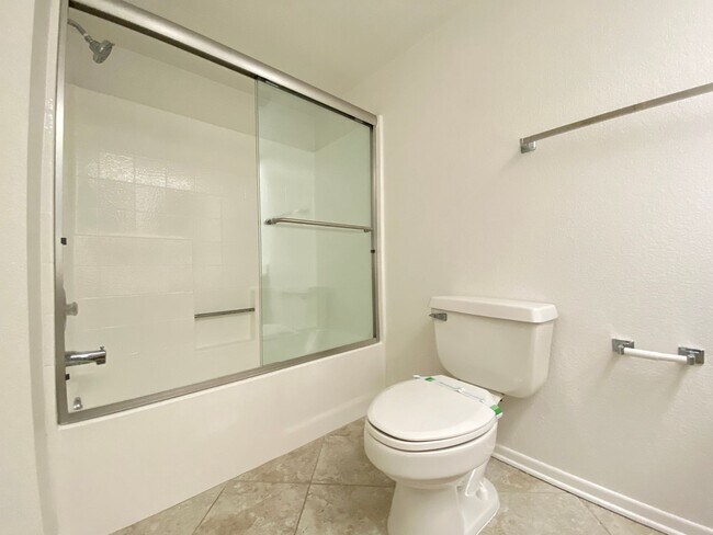 Building Photo - Bright 2 Bedroom Condo in Oceanside!
