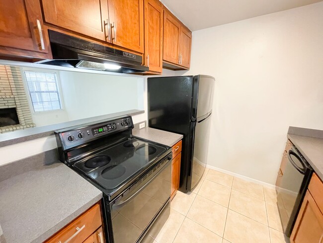 Building Photo - Stunning 2 Bedrooms, 1.5 Bathrooms Condo i...