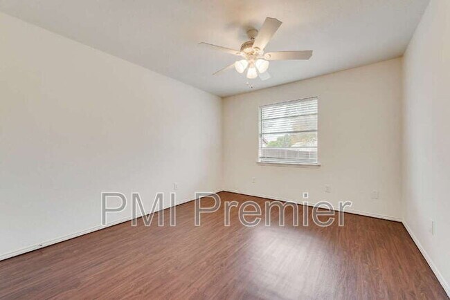 Building Photo - 516 Roberts Dr