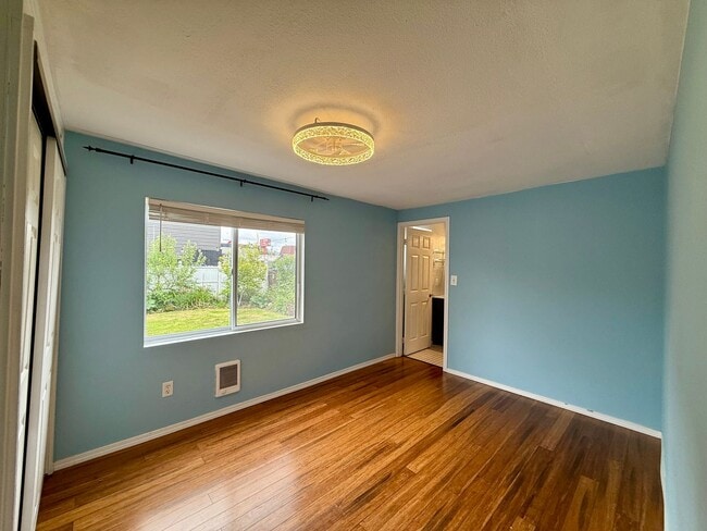 Building Photo - White Center Home
